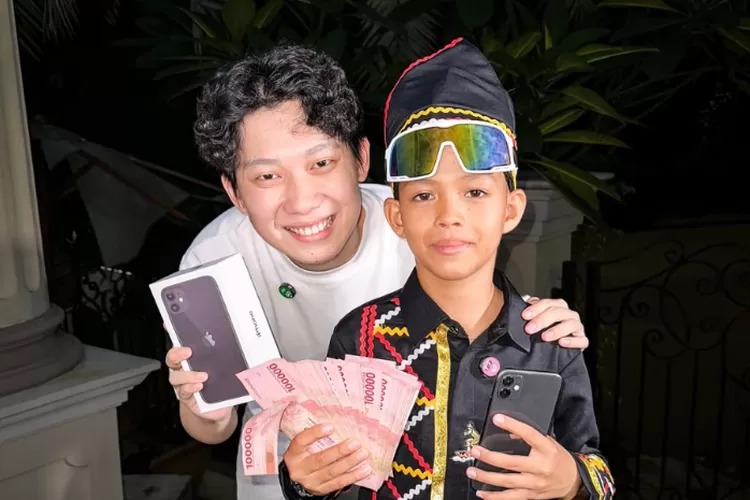 Momen Willie Salim memberikan beasiswa kepada Dika Pacu Jalur yang viral. (Instagram@willie27_)